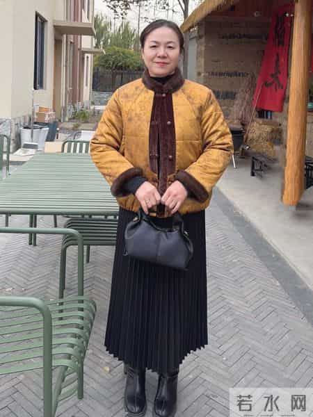 女人上了年纪后,尽量不要穿卫衣、小脚裤,换成这些会更时髦洋气