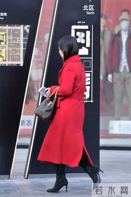 10厘米的黑色尖头细跟短靴,搭配黑色紧身裤,红色呢子大衣