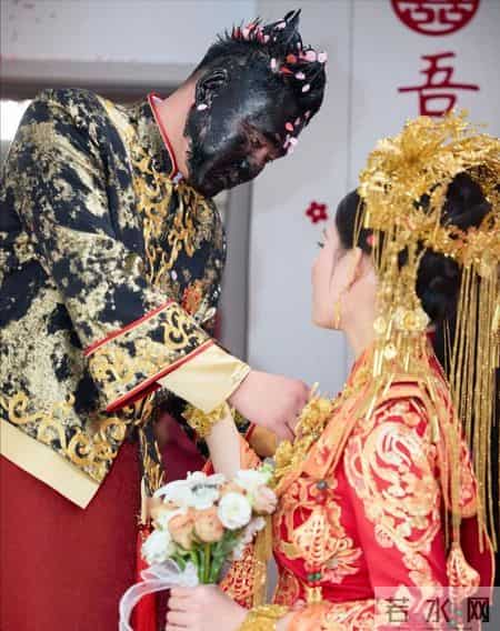 新郎晒44张婚纱照，仅有6张新娘正脸，其余大半是母亲，女方回应