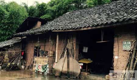 爷爷去世后，我家就再没回去过，出差路过，我发现院内竟有人居住