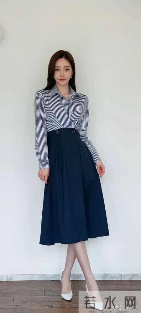 蓝白条纹衬衫搭配高腰A字纽扣半身裙，优雅复古。