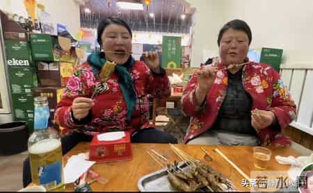 小二姐更新：开心回山东娘家，姐弟仨相聚，放飞自我 网友：又胖了