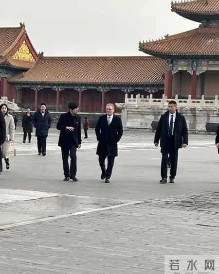 英国首相斯塔默参观北京故宫，仔细看，咱们的保镖又帅又威猛！