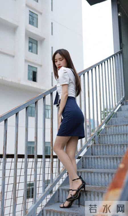 一条简约又有设计感的连衣裙,显瘦不挑人,小个子上身也无压力