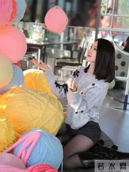 “浅灰色毛衣+皮短裙+长靴”，松弛感和精致感同时在线，真的爱惨啦！