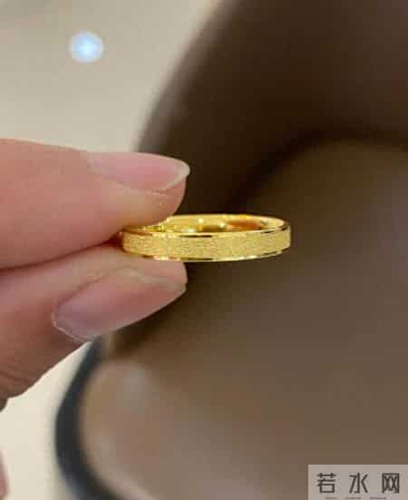 5克小金戒指竟然这么显眼，路人都在偷看