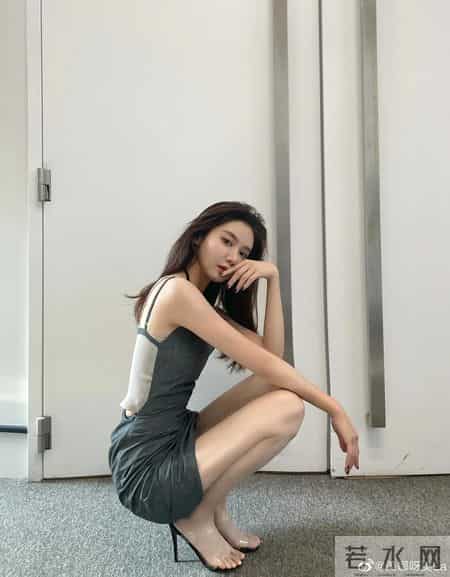 美娜这么喜欢躲着拍照？