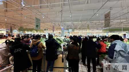 开业了！南宁广百家超市亭洪路店，人多得路边都停不下电动车了！