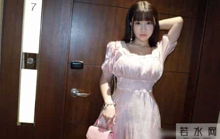 淡粉色缎面连衣裙，给人一种温柔、甜美的感觉，瞬间年轻几岁