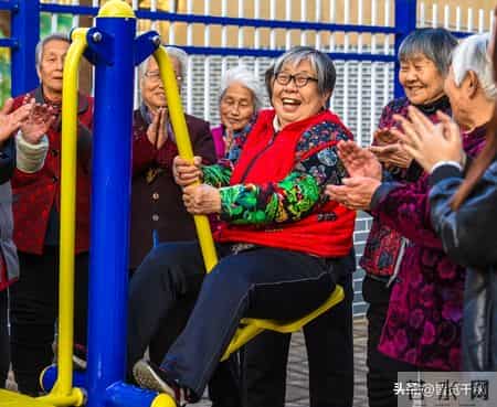 一个扎心的现实：为什么越孝顺的子女，反而越不受父母待见？