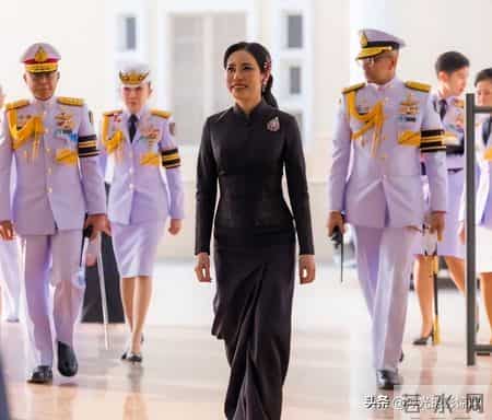 诗妮娜贵妃印度之行结束，4天换了5套造型，41岁生日复出试水成功