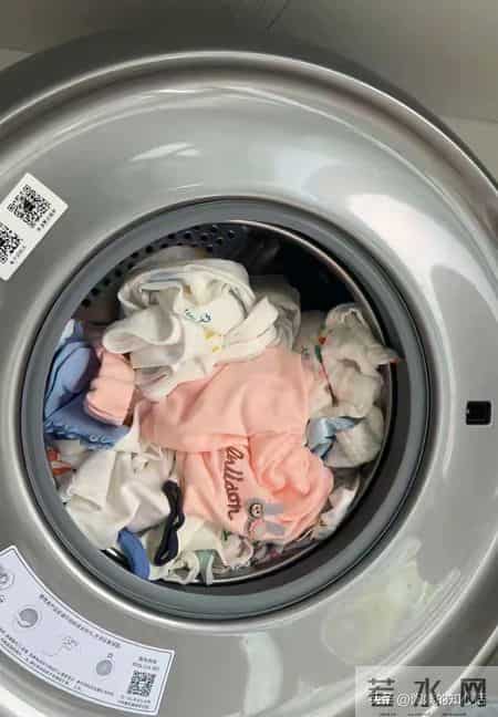 提醒大家：洗衣机里，不管有几件衣服，千万要记得放几个塑料袋！