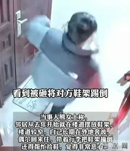 张家界女子挂婆婆遗像抗议邻居，遗像遭扔鸡蛋，丈夫踢翻鞋架