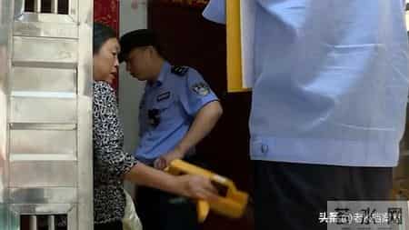 六旬母亲睡楼道一天一夜，大女儿视若无睹，她是家庭版的武则天