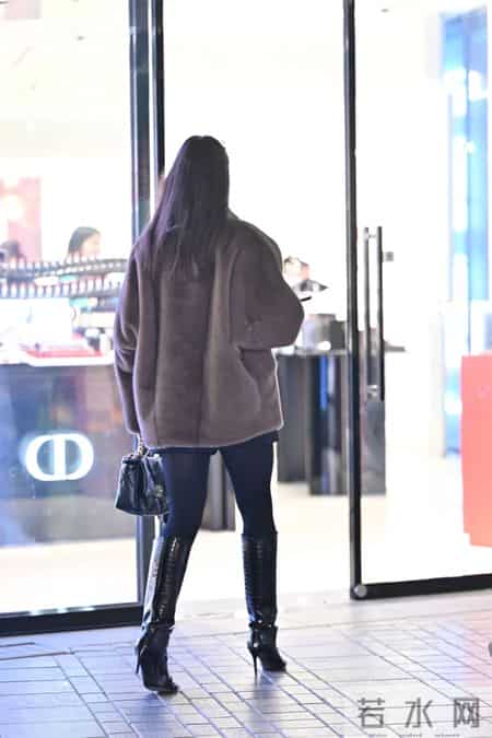 8厘米的黑色尖头细跟长靴,搭配黑色紧身裤,深灰色貂皮外套