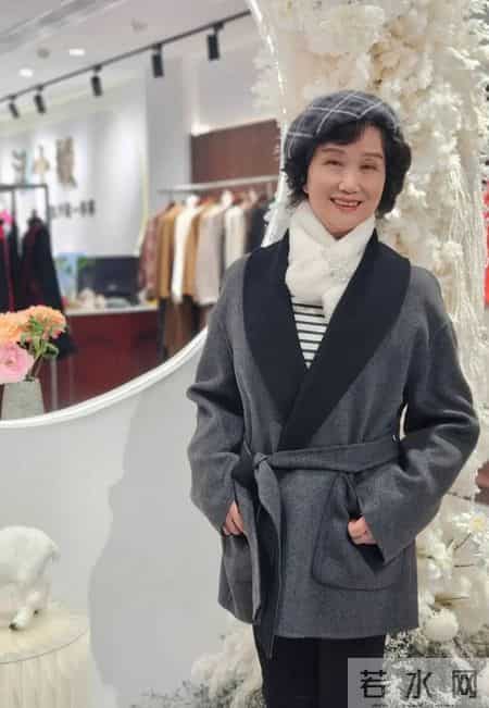 这才是75岁的理想状态，身姿挺拔，穿搭时髦优雅，比同龄人年轻