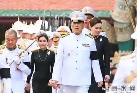 诗妮娜贵妃印度之行结束，4天换了5套造型，41岁生日复出试水成功