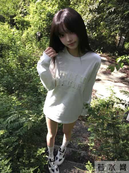 简约不简单的日常穿搭，白T的魅力