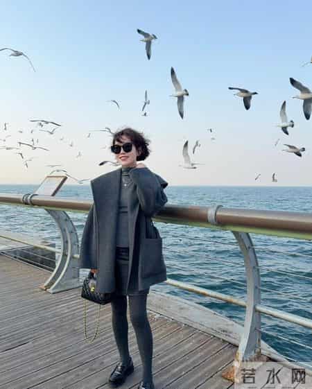 年纪越大越要打扮！看这位53岁姐姐穿衣温柔时髦，减龄10岁都不止