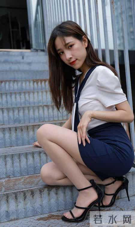 一条简约又有设计感的连衣裙,显瘦不挑人,小个子上身也无压力