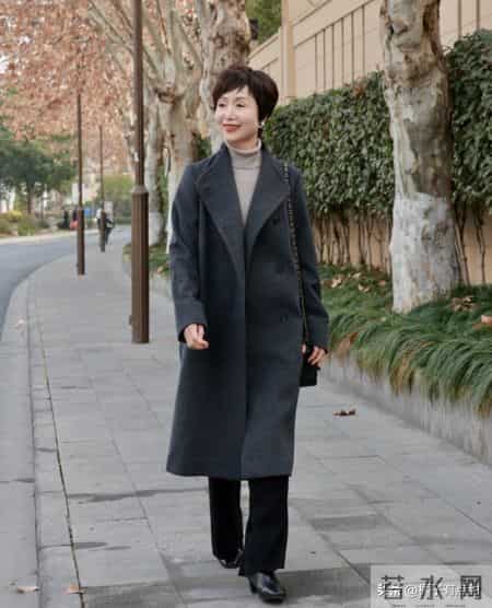 这位奶奶太会打扮!63岁穿得像40岁,洋气又减龄,值得借鉴