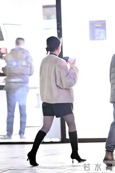 5厘米的黑色尖头细跟长靴，超薄黑色丝袜，黑色皮短裤