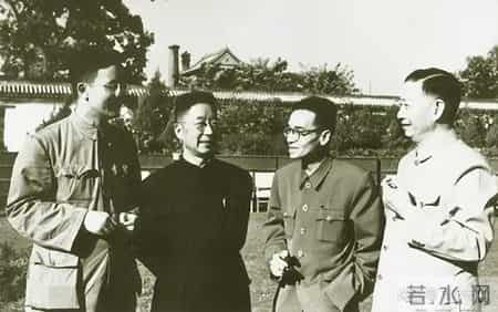 48张老照片看奇闻奇事，爱因斯坦合影卓别林，沙漠中的绿洲，在建中的埃菲尔铁塔