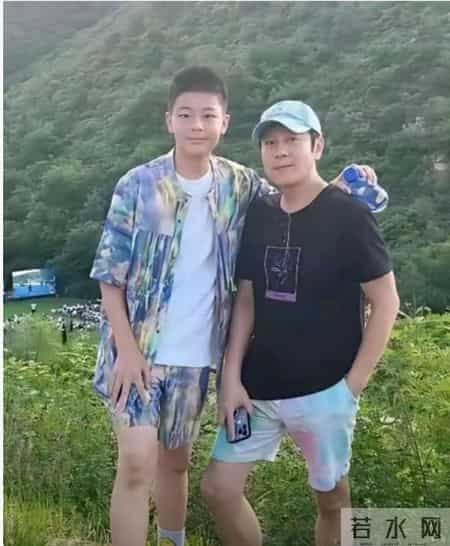 蔡国庆的大儿子1米8多了,但小儿子长得更帅气。