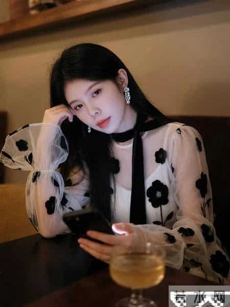 黑色花朵刺绣网纱罩衫穿搭