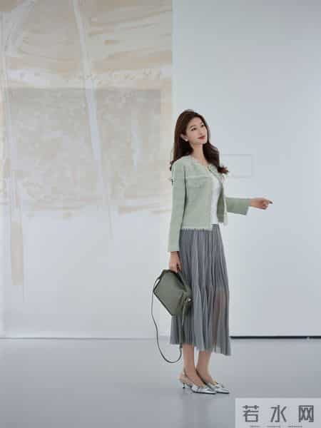 广东省台主持人彭婷婷日常通勤装穿搭美拍，优雅又温婉的大姐姐