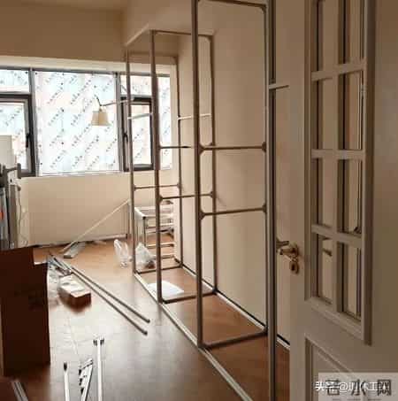 我家砌墙金属衣柜塌了！结果看到网友们的新做法，赶紧砸了重新装