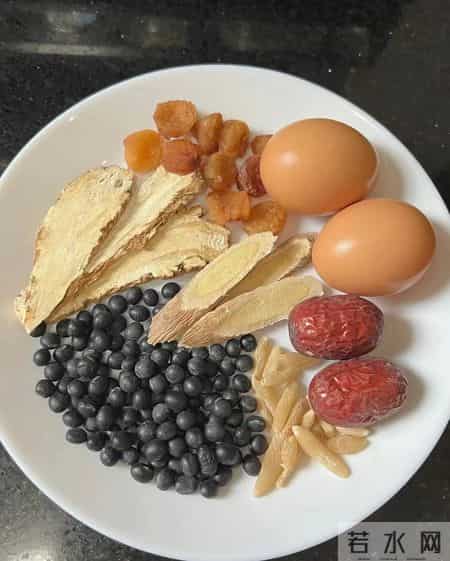 一把黑豆这么煮，肝血补得满满的！眼睛不干涩，连指甲都透亮了！