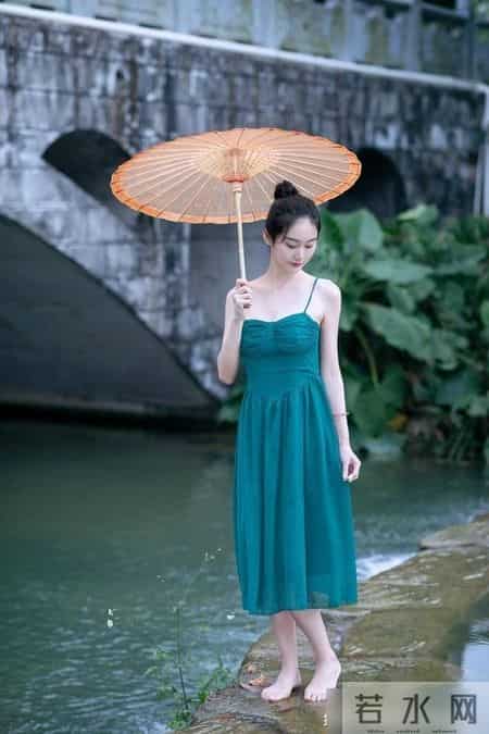 吊带连衣裙这样穿，高级感满满，让你尽显清新淡雅的时尚风采