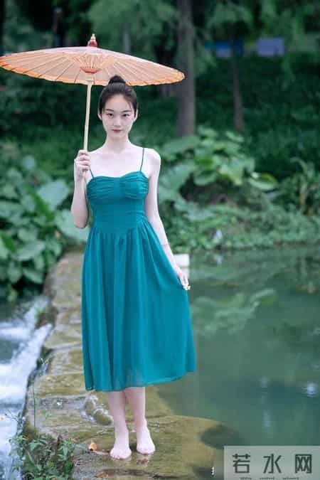 吊带连衣裙这样穿，高级感满满，让你尽显清新淡雅的时尚风采