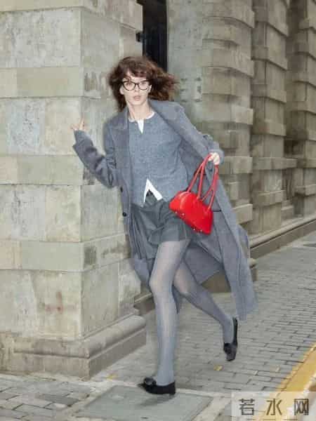 冬日超火的一组配色：灰+红，好看显高级！