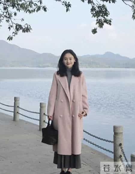 今年流行“灰+粉”，穿出高级的时髦感