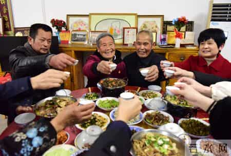 过年我给孙子 5000，给外孙 500；我住院，女儿伺候，儿子不见人影