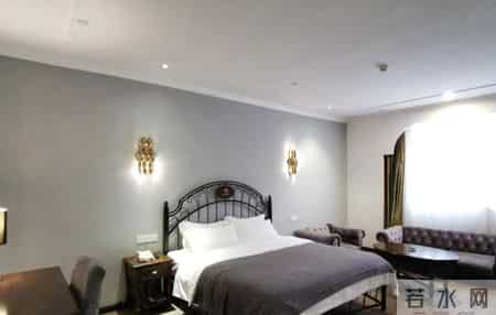 酒店床上为什么总放4个枕头？原来不是摆设，90%的人都用错了