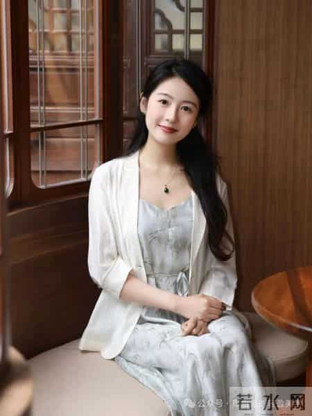 春夏通勤这么穿！竹叶印花裙配麻西装雅致不呆板