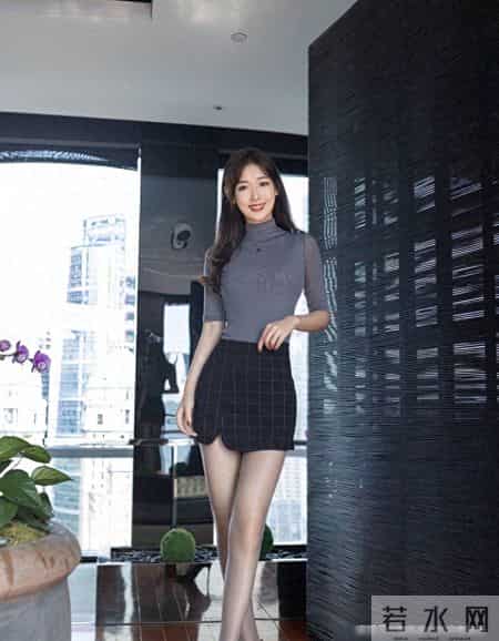 深灰色高领打底衫搭配一条格子短裙展现出一种与生俱来的优雅气质