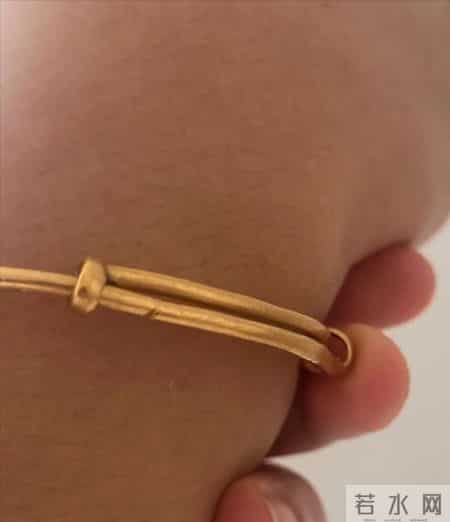 年底提醒：赶紧把金手镯，金项链，金戒指，都放家里，别再戴了！