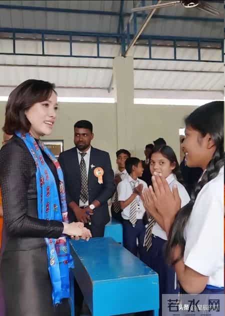 贵妃最后1站！印度小学做功德，戴爱马仕上万披肩 心情沉重不开心