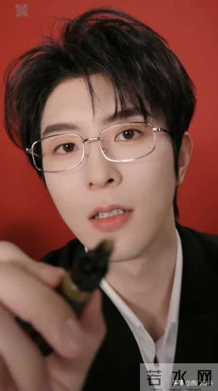 邱鼎杰直播白衬衫配金丝眼镜霸总范十足！衬衣褶皱多成槽点！