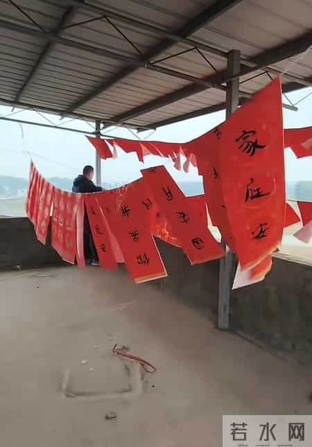 呆呆回合川老家写春联，晾在阳台全被风刮跑了，一万份根本写不完