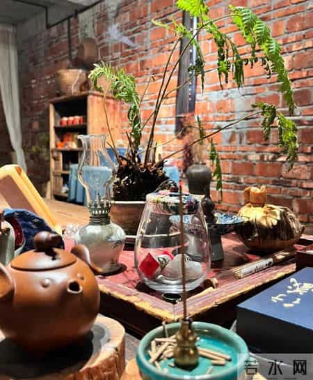 福建一男子，因“入住毛坯房”走红，仅一茶室就圈粉无数，真高级