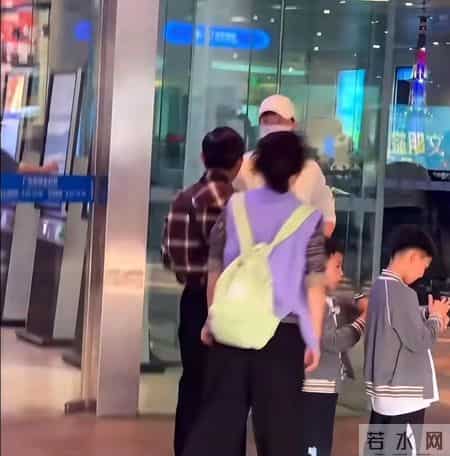 马龙夫妻俩带娃在广州逛完科技馆后，和岳父、岳母一起聚餐，认真挑海鲜，买完后付款很有人夫感