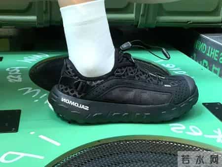 今年秋冬露肩衫＋运动裤＋厚底鞋，甜酷又随性，这样穿太绝了！