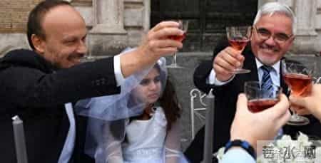 美国新律条结刷新认知！三十万少女被强制献祭，背后黑手难以想象