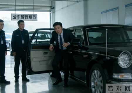 我开着红旗去机场接新上任的市长，路上被一辆法拉利恶意变道5次