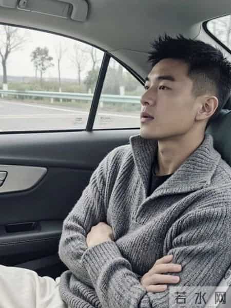 小帅哥双臂交叉，是生气了吗？